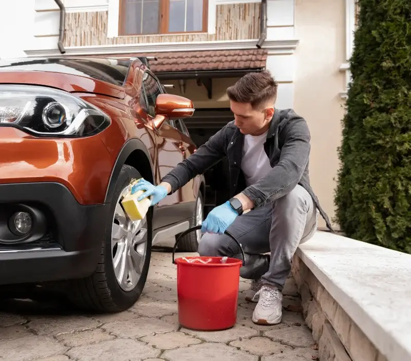 Lavage auto à domicile Chézy-sur-Marne : professionnel intervenant sur un véhicule